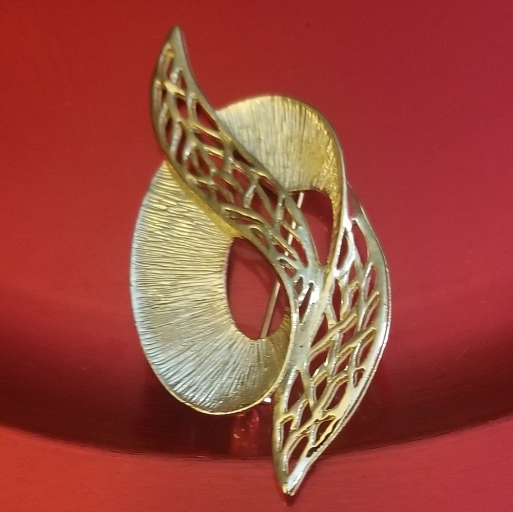 Vintage Signed Celebrity NY Gold Ribbon Swirl Openwork Filigree Brooch